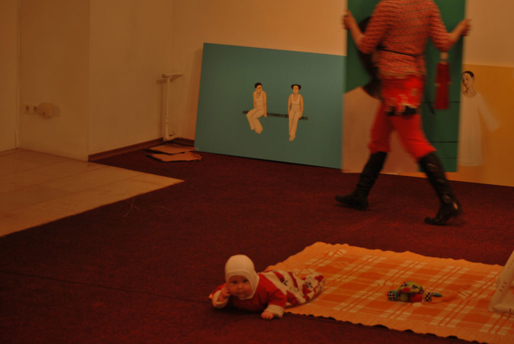 Tütrega oma näitust püstitamas. Nii kiire uus elu, et võttis pildi uduseks. 2009, Pärnu Uue Kunsti Muusem