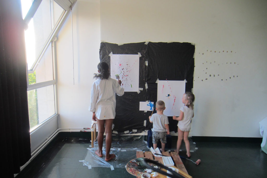 Viisin läbi meie ateljee-elutoas ka kohalikele lastele maalilist-tegutsemist. Pariis. 2013
