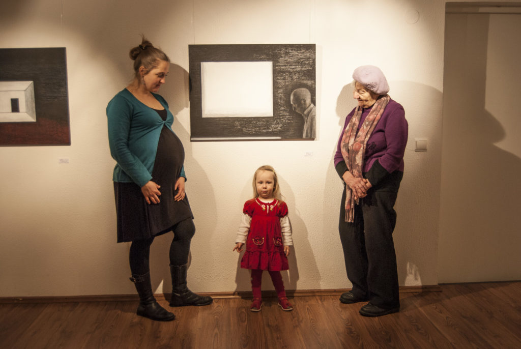 Haus galeriis oma näitusel koos tütre ja vanavanaema Ira-Štšukinaga. 2012